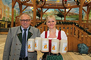 Toni Roiderer und die Wiesnkrüge 2013 (©Foto: Martin Schmitz)